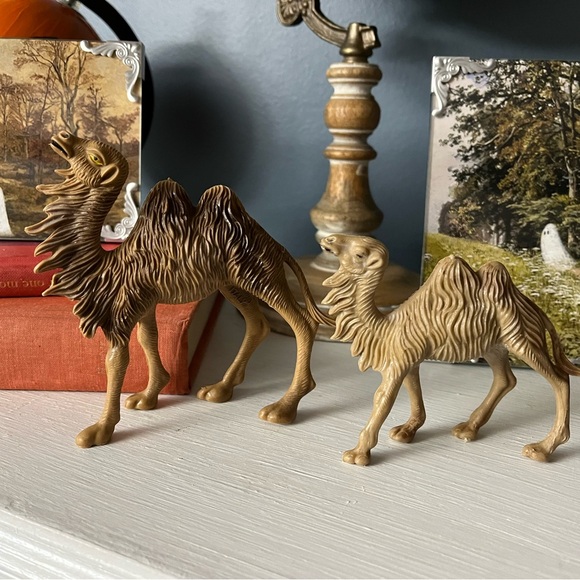 2 plastic nativity camels made in Italy Christmas manger - Picture 1 of 14